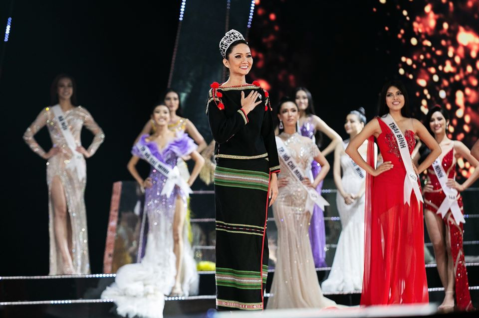 H'hen Niê khiến các thí sinh lẫn khán giả xúc động khi xuất hiện trên sân khấu đêm chung kết với hình ảnh giản dị, đi chân trần, mặc trang phục dân tộc Ê Đê, đầu đội vương miện.