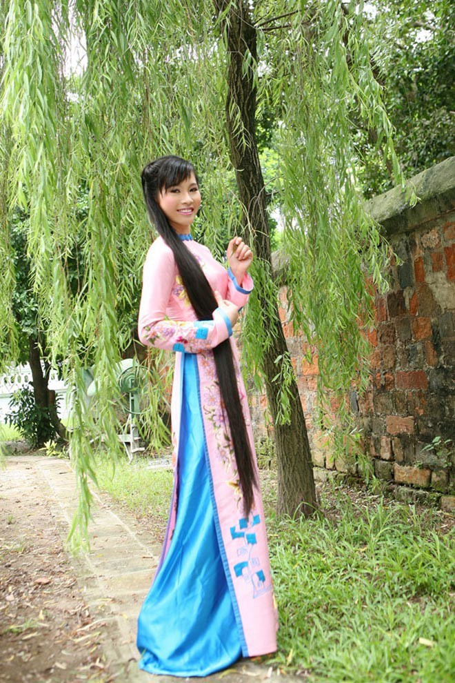  Vợ shark Hưng sinh năm 1988, là người gốc Nam Định. Trước khi trở thành vợ của doanh nhân nổi tiếng đa tài và giàu có, Nguyễn Thu Trang từng gây chú ý khi tranh tài ở 2 cuộc thi nhan sắc. Cụ thể năm 2009, cô tham gia Hoa hậu người Việt tại Séc và đạt danh hiệu Á hậu 1. Ngay sau đó, Thu Trang trở về nước và được đặc cách vào thẳng vòng chung kết cuộc thi Hoa hậu thế giới người Việt năm 2010. Trong cuộc thi này, Thu Trang để lại nhiều dấu ấn với mái tóc dài quá đầu gối ấn tượng.