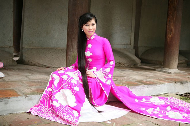 Thu Trang chia sẻ rằng: “Bà nội tôi ngày xưa tóc dài lắm, nhưng bà mất sớm. Tôi thương bố nên từ bé đã để tóc dài cho giống bà. Đến năm 11 tuổi, một hôm 2 mẹ con ở nhà, trời nóng quá nên mẹ quyết định c‌‌ắt tóc cho tôi, bố đi làm về thấy tóc con gái ngắn ngủn, giận đến mức không nói chuyện với tôi gần 3 tháng trời. Tôi sợ lắm, để tóc dài từ đó. Nhưng cũng từ đó, càng nuôi tóc càng thấy yêu quý mái tóc của mình hơn, bởi đi đến đâu cũng được mọi người nhận ra và ồ lên “con gái Việt Nam để tóc dài thật đấy, đẹp thật đấy”.