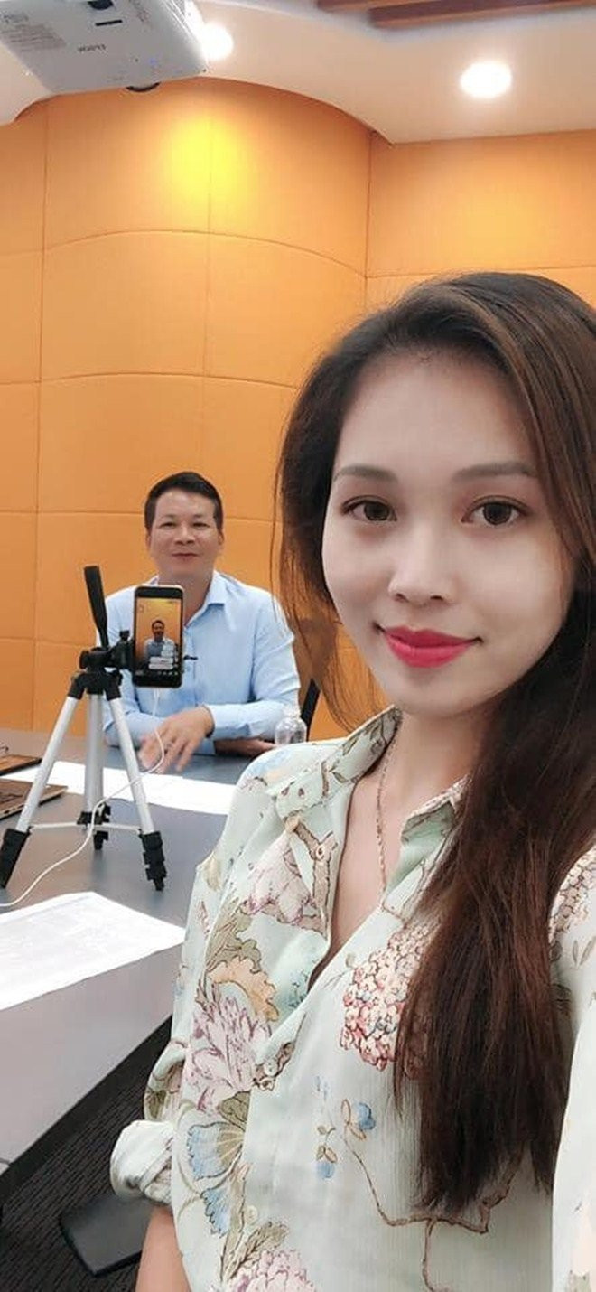 Không chỉ sở hữu gương mặt khả ái, mái tóc dài ấn tượng cùng vóc dáng đầy cuốn hút, nóng bỏng, Thu Trang còn biết rất nhiều ngoại ngữ như: Séc, Anh, Đức, Nga…