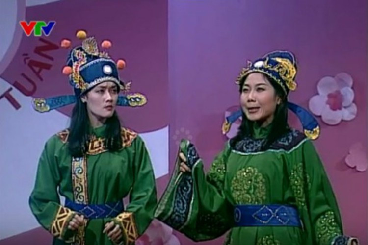 Năm 2003, Táo quân lần đầu lên sóng. Chương trình có sự tham gia của Vân Dung trong vai Táo Xã hội (trái). Ảnh: VTV