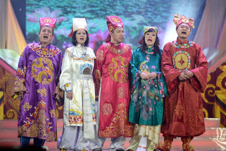 Vân Dung tung hứng ăn ý với các nghệ sĩ Chí Trung, Minh Hằng, Quang Thắng, Tự Long trong Táo quân 2013. Ảnh: Hanoimoi