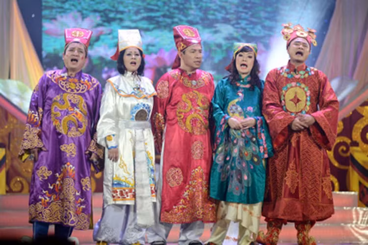 Vân Dung tung hứng ăn ý với các nghệ sĩ Chí Trung, Minh Hằng, Quang Thắng, Tự Long trong Táo quân 2013. Ảnh: Hanoimoi