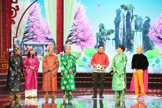 Vân Dung cùng các nghệ sĩ trong chương trình Táo quân 2019, khép lại hành trình 16 năm chương trình lên sóng phục vụ khán giả đêm giao thừa.