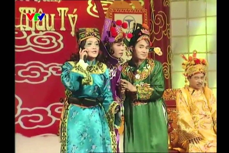 Năm 2007 và 2008, Vân Dung chuyển sang đóng Táo Kinh tế, Táo Báo chí (ảnh) trong Táo quân. Ảnh: Youtube