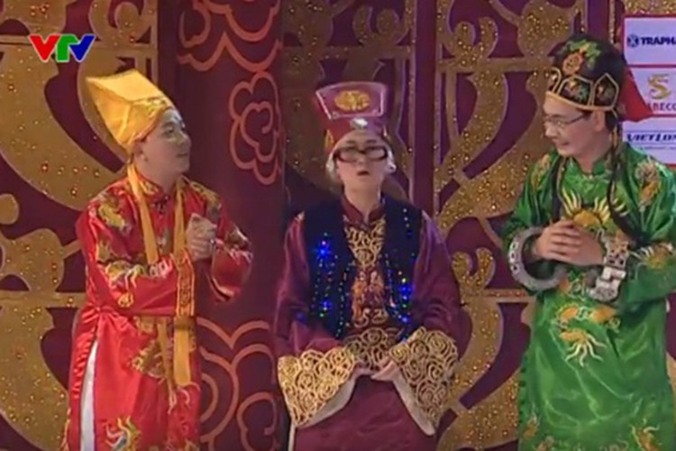 Vân Dung không ngại hóa trang thành Táo già nhất trong Táo quân 2010 với vai Táo Cộng đồng. Ảnh: VTV