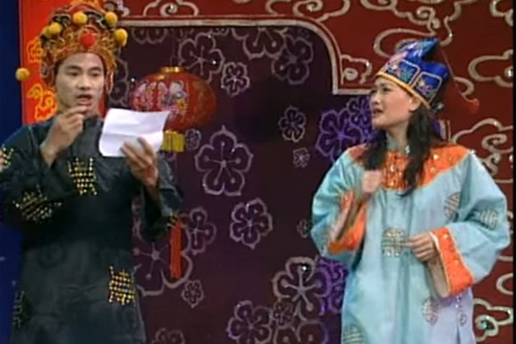 Vân Dung tiếp tục góp mặt tại Táo quân 2004. Trong buổi chầu, nữ nghệ sĩ hóa thân Táo Dược phẩm. Ảnh: Thế giới điện ảnh