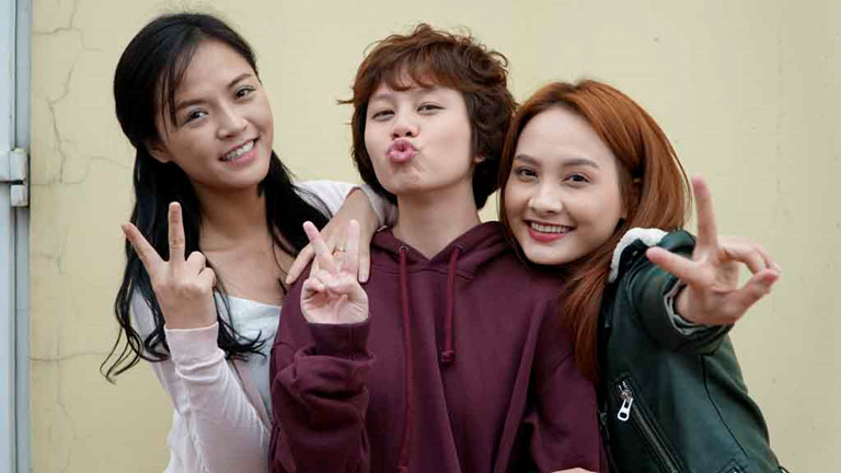 Trong phim, Huệ vừa đảm đang lại chịu thương chịu khó. Cô thay mẹ chăm lo cho các em, hiếu thảo với bố và cũng là người vợ biết vun vén cho gia đình dù lấy phải người chồng vũ phu.