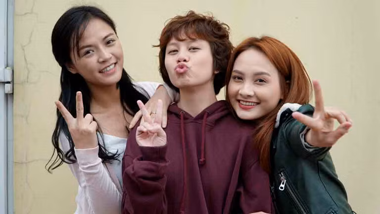 Trong phim, Huệ vừa đảm đang lại chịu thương chịu khó. Cô thay mẹ chăm lo cho các em, hiếu thảo với bố và cũng là người vợ biết vun vén cho gia đình dù lấy phải người chồng vũ phu.