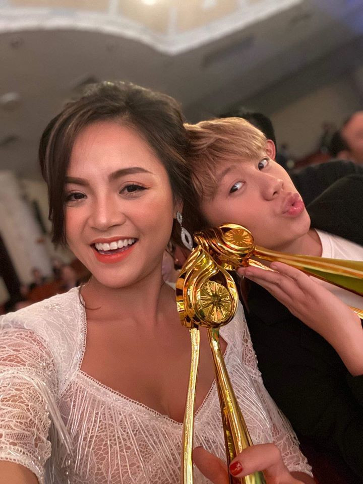 Đặc biệt, vai Huệ trong "Về nhà đi con" còn mang lại cho Thu Quỳnh giải thưởng Nữ diễn viên xuất sắc nhất tại Liên hoan truyền hình toàn quốc lần thứ 39. Trong khi đó, bộ phim Thu Quỳnh tham gia cũng bội thu giải thưởng.