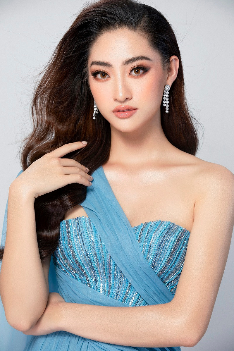 Thiết kế cúp ngực và điểm nhấn vòng eo cũng giúp Lương Thùy Linh phô diễn đôi vai trần gợi cảm cùng số đo hình thể đạt chuẩn 89-62-92.