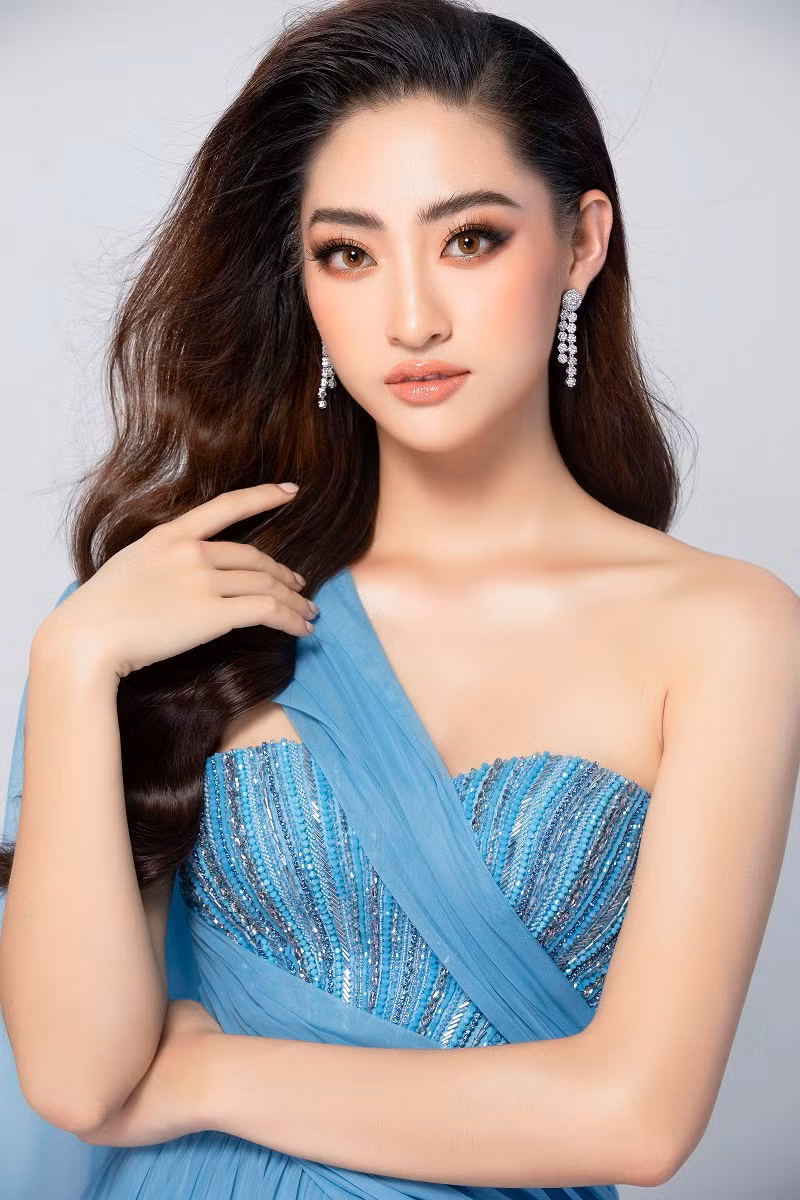 Thiết kế cúp ngực và điểm nhấn vòng eo cũng giúp Lương Thùy Linh phô diễn đôi vai trần gợi cảm cùng số đo hình thể đạt chuẩn 89-62-92.