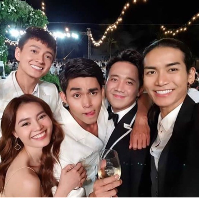 Dàn Running Man cũng tranh thủ chụp ảnh kỷ niệm.