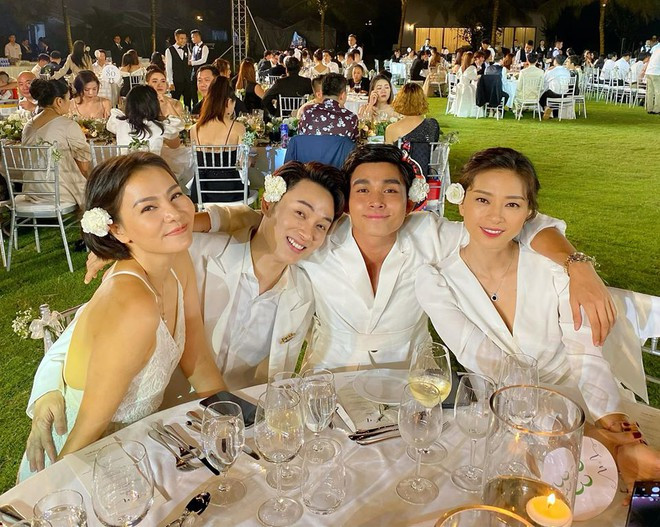 Vợ chồng Thu Minh đã cố gắng sắp xếp thời gian để tham dự đám cưới của đàn em. Nữ ca sĩ biểu diễn ca khúc Phút yêu đầu để gửi tặng cặp đôi trong ngày hạnh phúc.