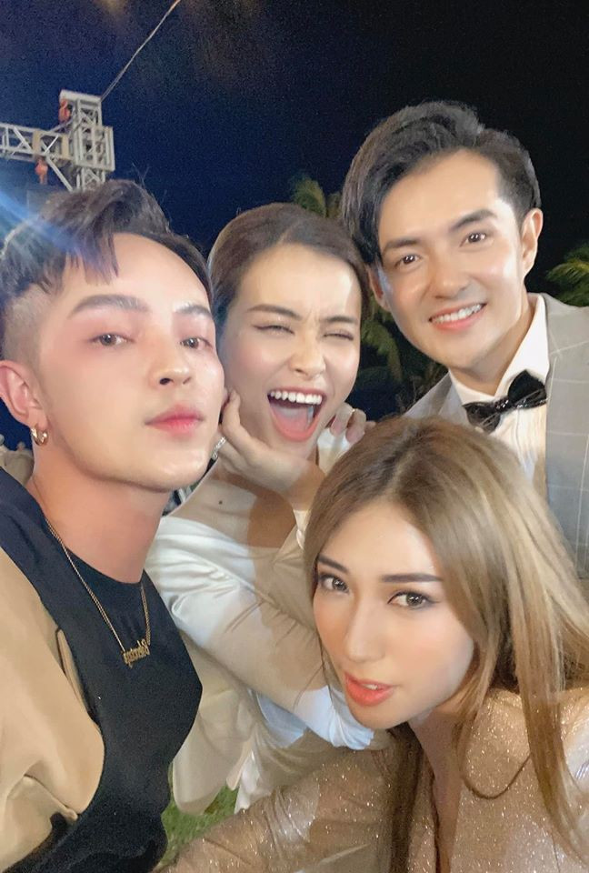 Giọng ca Bad Boy vui vẻ tạo dáng cạnh NTK Lê Thanh Hòa, Khổng Tú Quỳnh...