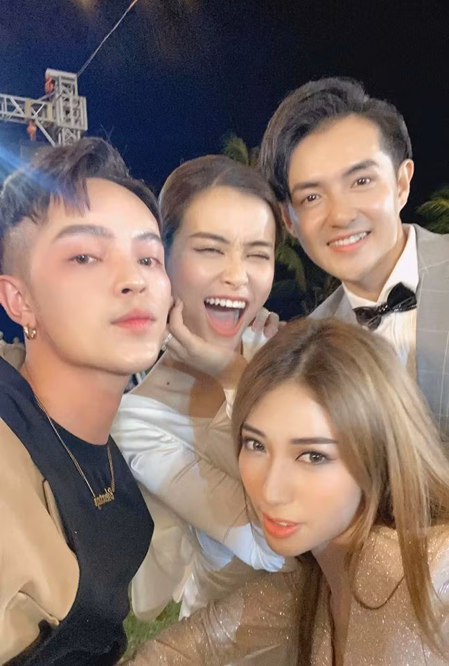 Giọng ca Bad Boy vui vẻ tạo dáng cạnh NTK Lê Thanh Hòa, Khổng Tú Quỳnh...