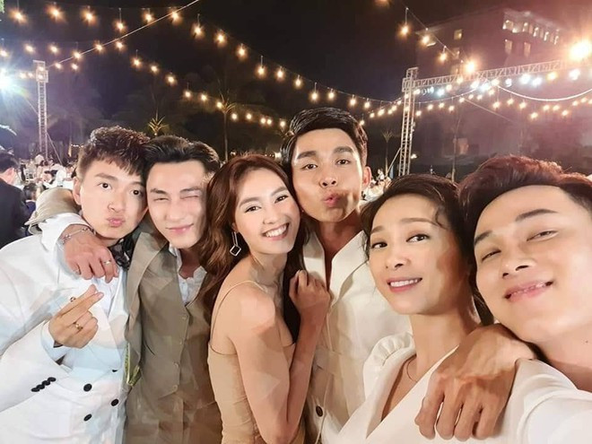 Diễn viên Ngô Thanh Vân vui vẻ chụp ảnh cùng các đồng nghiệp. Chứng kiến hạnh phúc của đàn em, cô không nén được xúc động. Trên trang cá nhân, người đẹp chia sẻ: "Đêm của yêu thương và hạnh phúc".