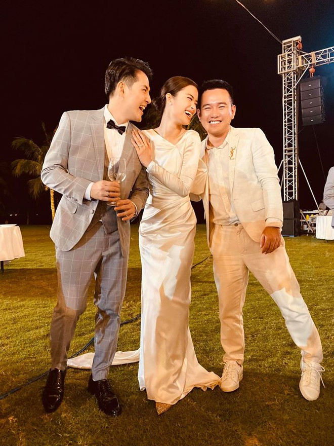 Vợ chồng Ông Cao Thắng xuất hiện rạng rỡ trong bữa tiệc tối cùng các đồng nghiệp.