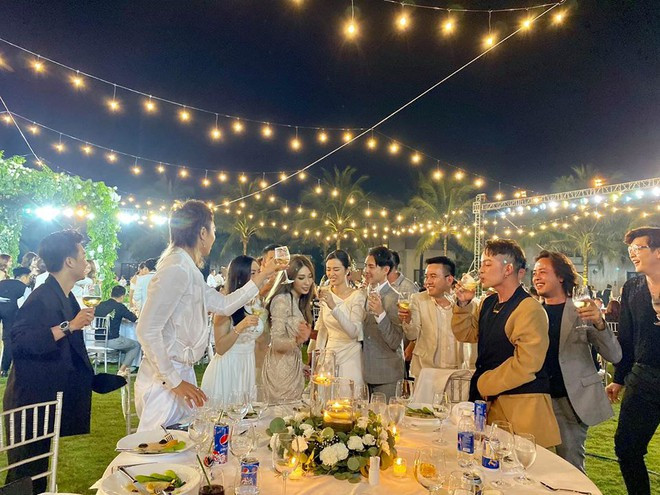 Dàn nghệ sĩ trẻ tưng bừng trong bữa tiệc tối. Họ cùng nhau ăn uống, hát hò và cười nói vui vẻ đến đêm khuya.