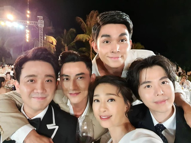 MC Trấn Thành, diễn viên Ngô Thanh Vân và các đồng nghiệp vui vẻ tại bữa tiệc diễn ra vào tối ngày 9/11. Đám cưới của Đông Nhi - Ông Cao Thắng là dịp hiếm hoi để các nghệ sĩ Việt có dịp quây quần. Họ cùng nhau nói chuyện và tâm sự về công việc, đời tư.