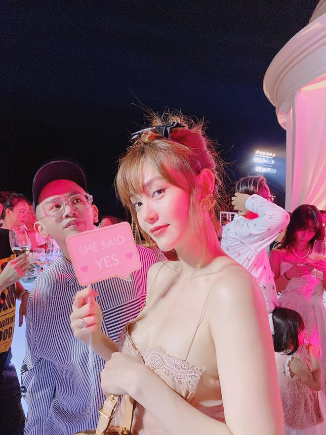 Ca sĩ Minh Hằng xinh đẹp và quậy hết mình cùng các đồng nghiệp trong bữa tiệc tối.