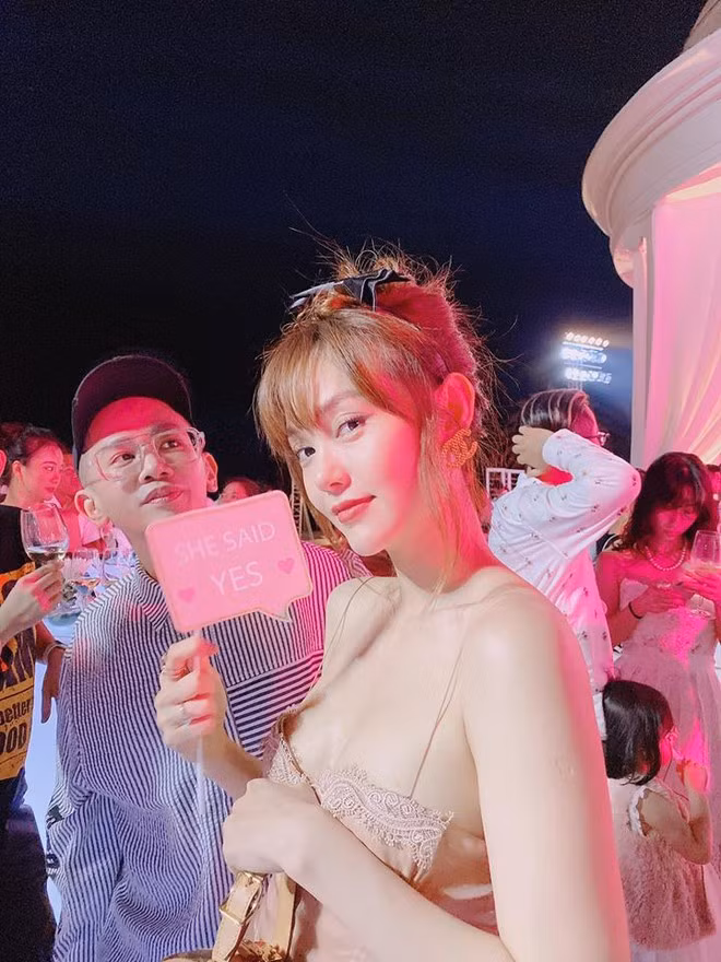 Ca sĩ Minh Hằng xinh đẹp và quậy hết mình cùng các đồng nghiệp trong bữa tiệc tối.