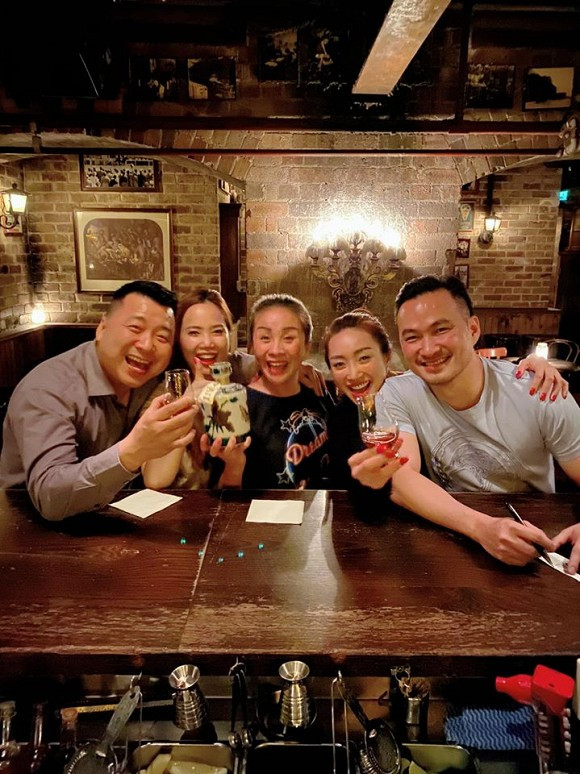 Cặp đôi còn hội ngộ với những người thân thiết.