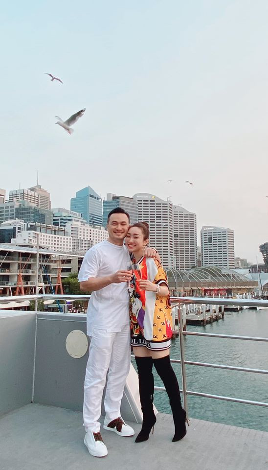 Tại đây, Chi Bảo và Lý Thùy Chang đã có những khoảnh khắc tình tứ bên nhau.