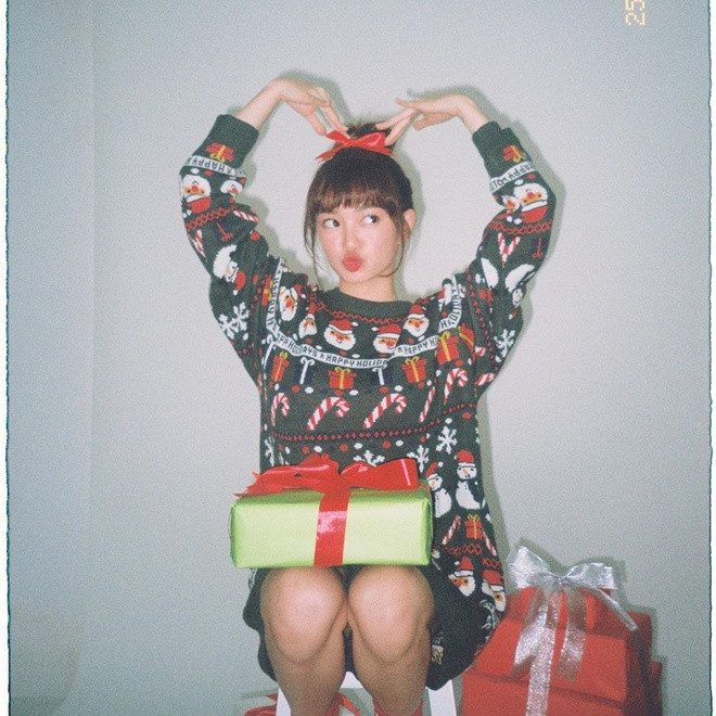 Kaity Nguyễn không ra đường hòa mình vào dòng người tấp nập đêm 24/12. Cô chia sẻ hình ảnh mặc trang phục đáng yêu và ôm hộp quà.