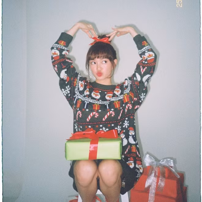 Kaity Nguyễn không ra đường hòa mình vào dòng người tấp nập đêm 24/12. Cô chia sẻ hình ảnh mặc trang phục đáng yêu và ôm hộp quà.