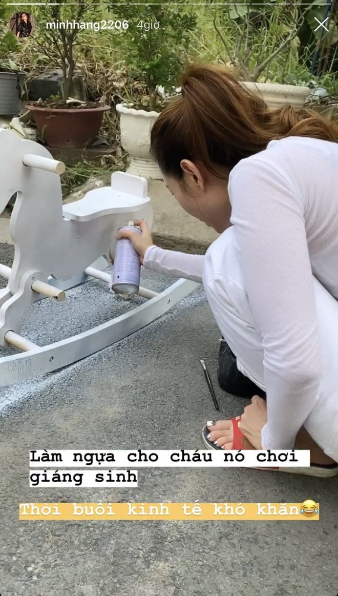 Minh Hằng tự tay làm đồ chơi cho cháu. Sau đó, cô có buổi tụ tập cùng bạn bè nhân dịp lễ cuối năm.