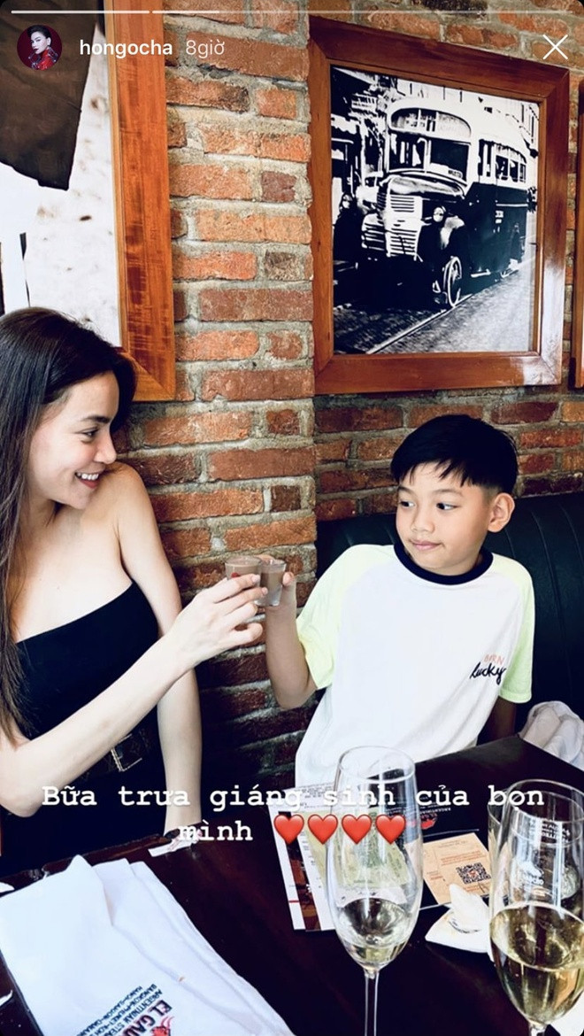 Hồ Ngọc Hà và Kim Lý đi ăn cùng Subeo. "Bữa trưa Giáng sinh của bọn mình", nữ ca sĩ 35 tuổi viết. Con trai Hồ Ngọc Hà được khen lớn phổng phao, ngoại hình toát ra vẻ thông minh và điển trai.