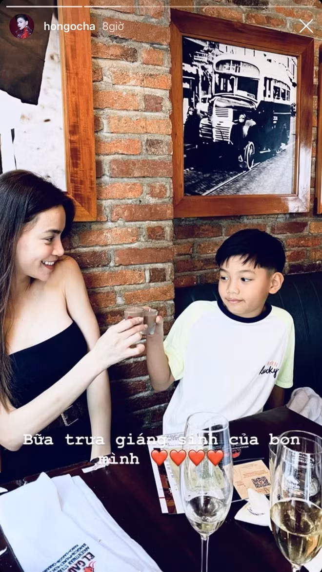 Hồ Ngọc Hà và Kim Lý đi ăn cùng Subeo. "Bữa trưa Giáng sinh của bọn mình", nữ ca sĩ 35 tuổi viết. Con trai Hồ Ngọc Hà được khen lớn phổng phao, ngoại hình toát ra vẻ thông minh và điển trai.