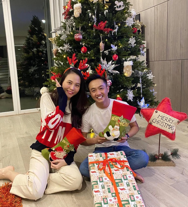 Cường Đô La đăng ảnh tình cảm bên Đàm Thu Trang. "Merry Christmas to all. Chúc cả nhà một mùa giáng sinh an lành , vui vẻ và hạnh phúc bên những người yêu thương", anh viết. Từ khi ở bên chân dài xứ Lạng, doanh nhân 37 tuổi thường bày tỏ tình cảm với cô trên mạng xã hội.