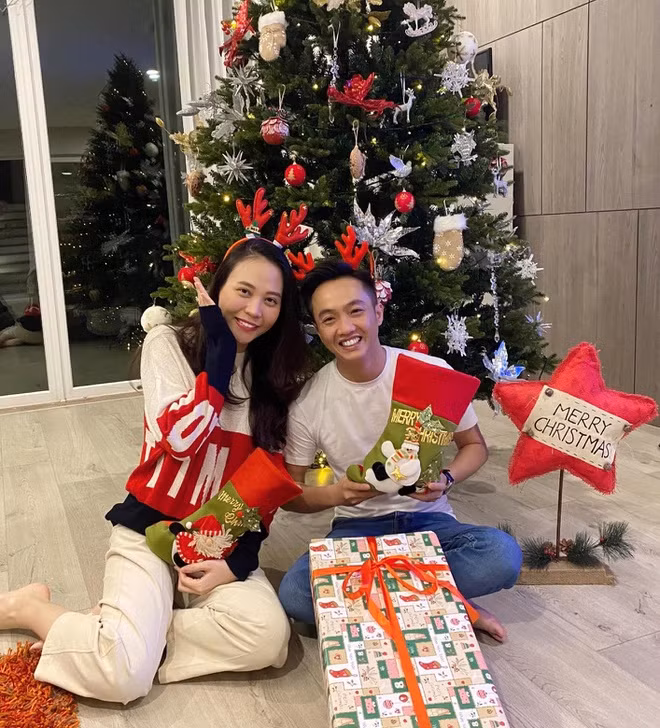 Cường Đô La đăng ảnh tình cảm bên Đàm Thu Trang. "Merry Christmas to all. Chúc cả nhà một mùa giáng sinh an lành , vui vẻ và hạnh phúc bên những người yêu thương", anh viết. Từ khi ở bên chân dài xứ Lạng, doanh nhân 37 tuổi thường bày tỏ tình cảm với cô trên mạng xã hội.