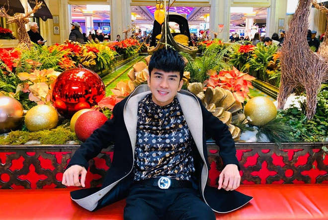 Đan Trường đăng ảnh dạo chơi tại trung tâm thương mại. Khán giả để lại nhiều bình luận khen ngợi vẻ ngoài trẻ trung của nam ca sĩ.