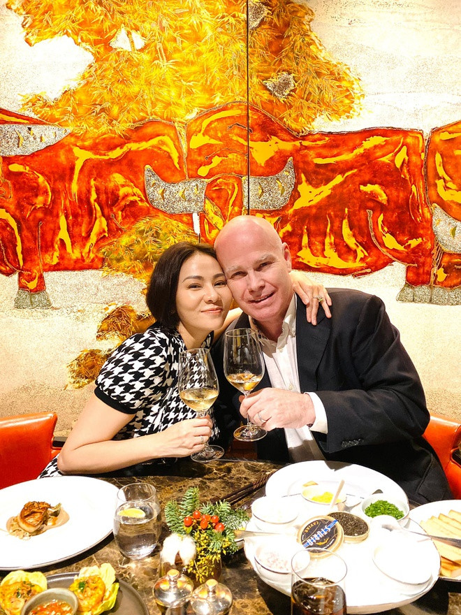 Thu Minh và chồng hẹn hò nhân dịp Giáng sinh. Giám khảo Giọng hát Việt (The Voice) ôm chồng đầy tình cảm.