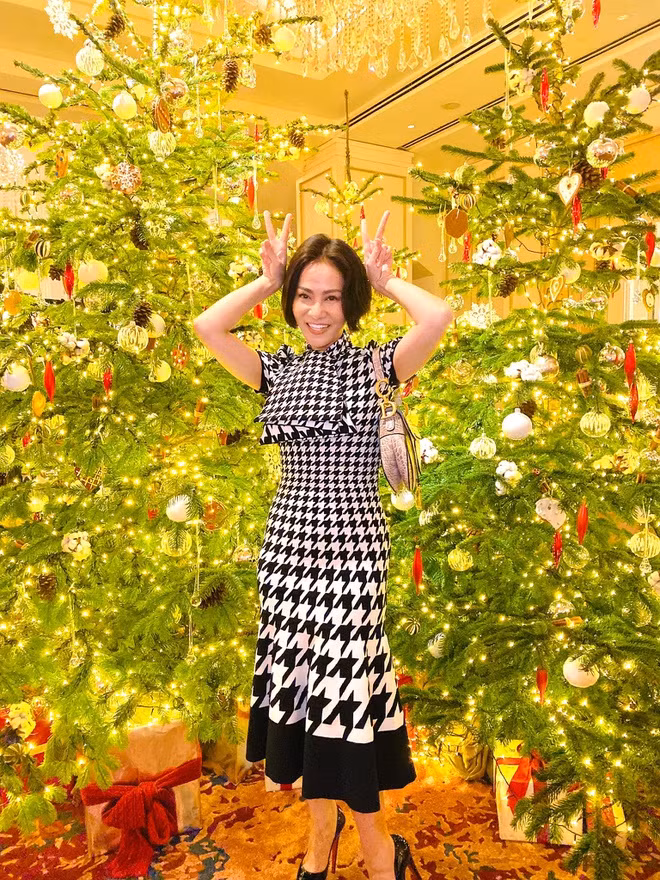 Cô tạo dáng nhí nhảnh bên cây thông được trang hoàng lộng lẫy.