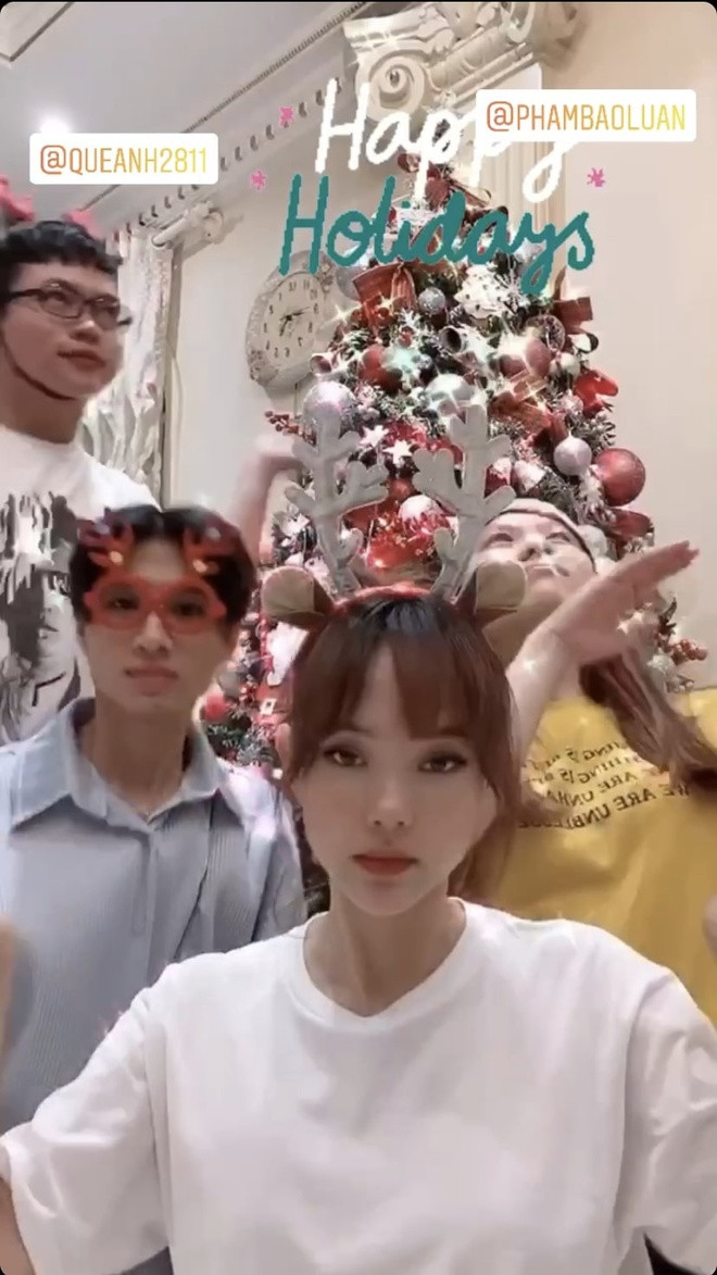 Bốn người quay nhiều đoạn video vui nhộn và chia sẻ lên mạng xã hội.