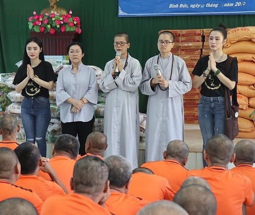 Nhân dịp Giáng sinh, Angela Phương Trinh và em gái đã lên chùa, sau đó đi làm từ thiện. Cô đã thăm, trao quà cho các bệnh nhân tâm thần tại Trung tâm Bảo trợ Xã hội Bình Đức (Xã Đức Hạnh, huyện Bù Gia Mập, tỉnh Bình Phước).