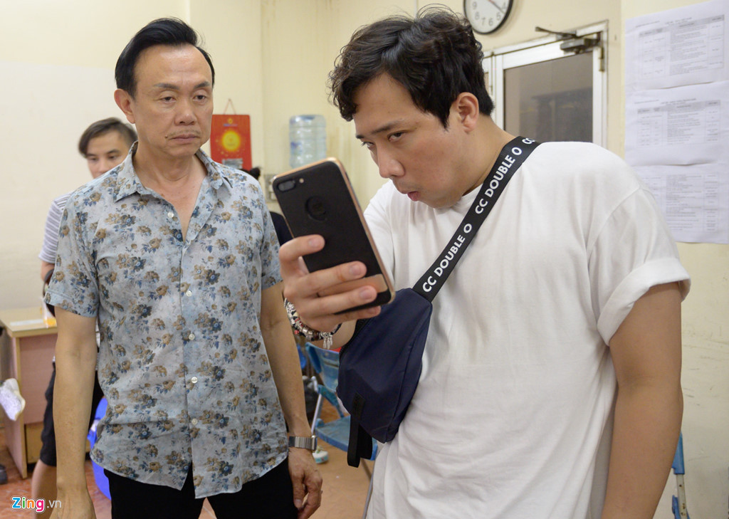 Chiều 22/10, Trấn Thành và các nghệ sĩ tập trung chuẩn bị cho live show Chí Tài - Những chuyện tình nghiệt ngã 2. Trong hậu trường, Trấn Thành phối hợp với đồng nghiệp Chí Tài, Tiến Luật, Khả Như, Lê Giang dưới sự chỉ đạo của đạo diễn Đức Thịnh.