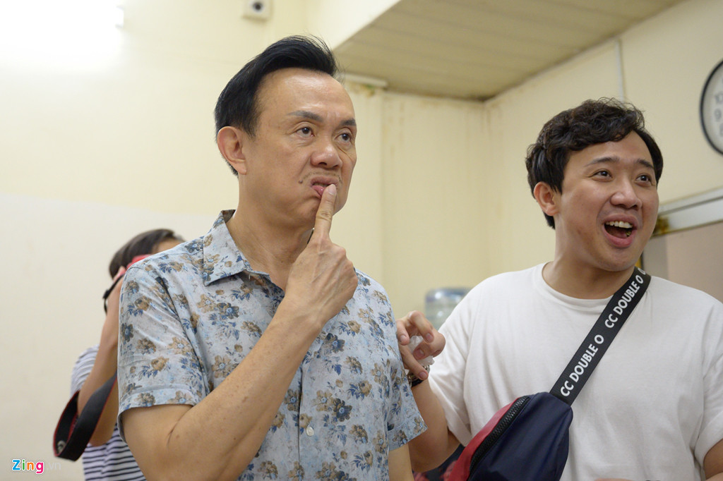 Danh hài Trấn Thành có mối quan hệ thân thiết với Chí Tài vì vậy khi đàn anh tổ chức show, anh luôn sắp xếp thời gian tham gia. Nam MC nhận xét Chí Tài có gương mặt hài hước vì vậy chưa cần diễn cũng khiến khán giả bật cười.