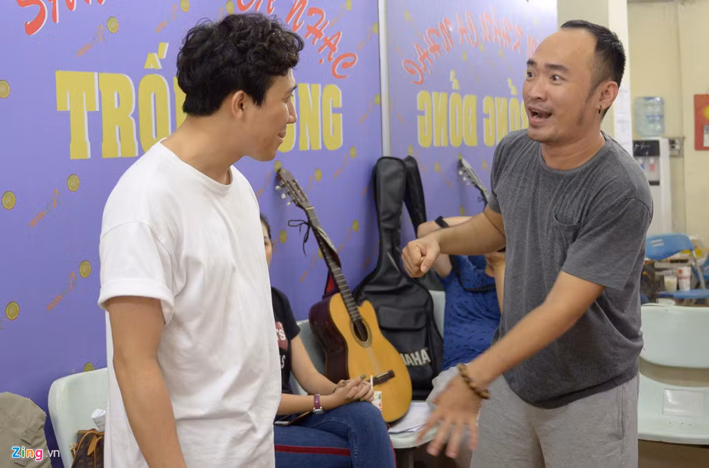 Tiến Luật cũng tham gia live show của đàn anh. Chơi thân và diễn chung với Trấn Thành lâu năm nên cả hai phối hợp ăn ý ngay trong buổi tập đầu tiên.