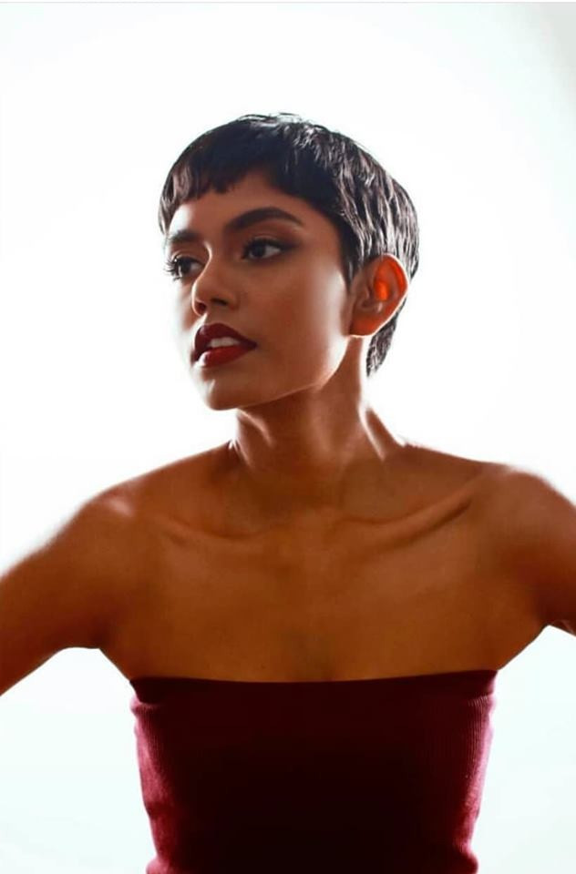 Thân hình cũng không hoàn hảo và số đo ba vòng không cân đối. Và trên hết là ngoại hình “lệch chuẩn”, không mang nét đặc trưng của người châu Á. Có thể thấy sau nhiều thập kỷ “trắng tay” ở Miss Universe, đảo quốc Sư tử đã thay đổi tiêu chí trong việc lựa chọn ứng viên. Tuy nhiên không ai ngờ, một cô gái gốc Ấn Độ lại lên ngôi trong năm nay.