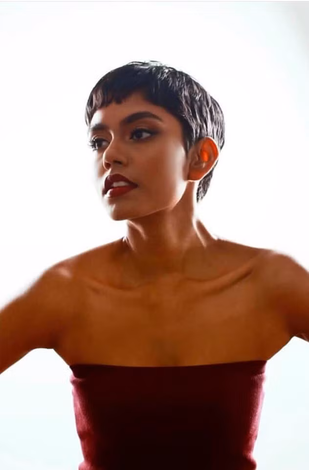 Thân hình cũng không hoàn hảo và số đo ba vòng không cân đối. Và trên hết là ngoại hình “lệch chuẩn”, không mang nét đặc trưng của người châu Á. Có thể thấy sau nhiều thập kỷ “trắng tay” ở Miss Universe, đảo quốc Sư tử đã thay đổi tiêu chí trong việc lựa chọn ứng viên. Tuy nhiên không ai ngờ, một cô gái gốc Ấn Độ lại lên ngôi trong năm nay.