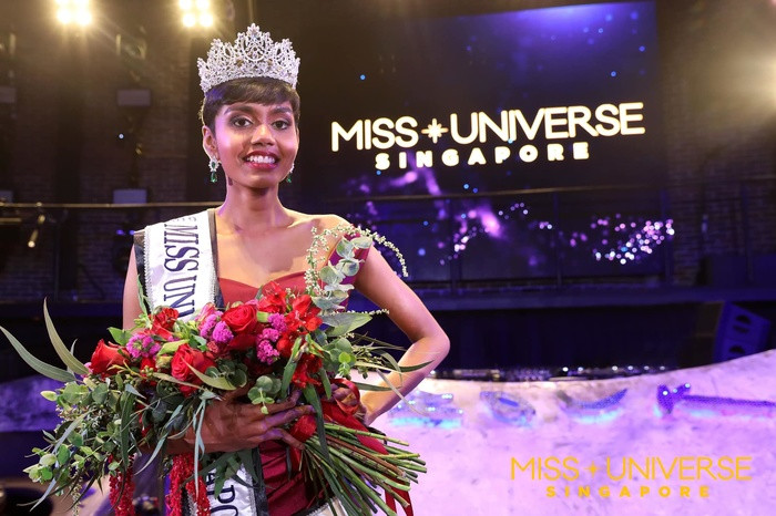 Được biết tân Hoa hậu Hoàn vũ Singapore 2019 là một sinh viên khoa học y sinh từ Học viện PSB và là một nhan sắc lai Ấn Độ.