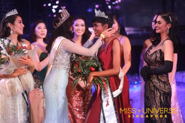 Vượt qua 9 thí sinh, cô gái có mái tóc tém Mohana Prabha đã giành chiến thắng tại cuộc thi Hoa hậu Hoàn vũ Singapore vào tối 17/10. Tuy nhiên, ngay sau khi đăng quang vào ngày, nhan sắc tân Hoa hậu đã được mang ra “mổ xẻ”, khen nhiều nhưng chê cũng không hề ít.