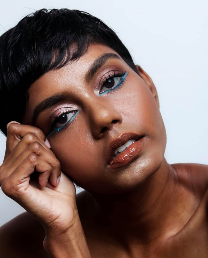 Vì ngoại hình “lệch chuẩn” với gu thẩm mỹ của người dân Singapore và là nhan sắc lai Ấn Độ nên tân Hoa hậu không được lòng người dân nước này.