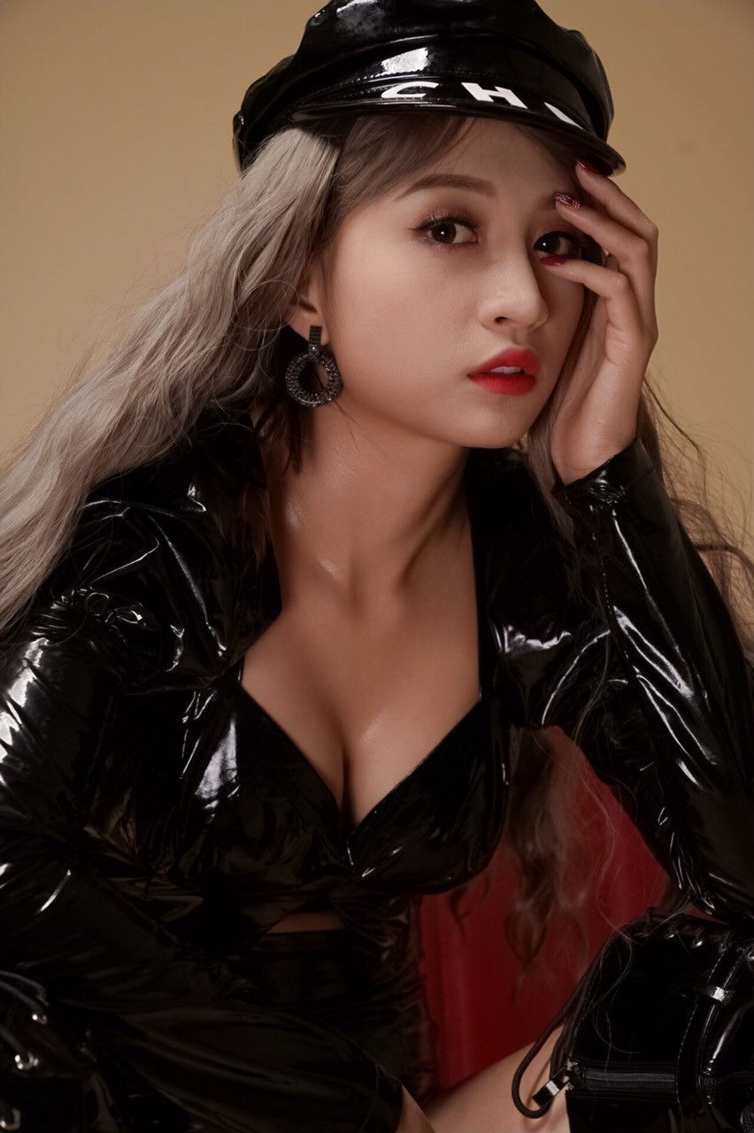 Trang Sarah có ngoại hình xinh đẹp, nóng bỏng, tham gia biểu diễn rất nhiều show lớn cùng các nghệ sĩ nổi tiếng, ngoài làm DJ cô còn tham gia làm diễn viên các phim sitcom.