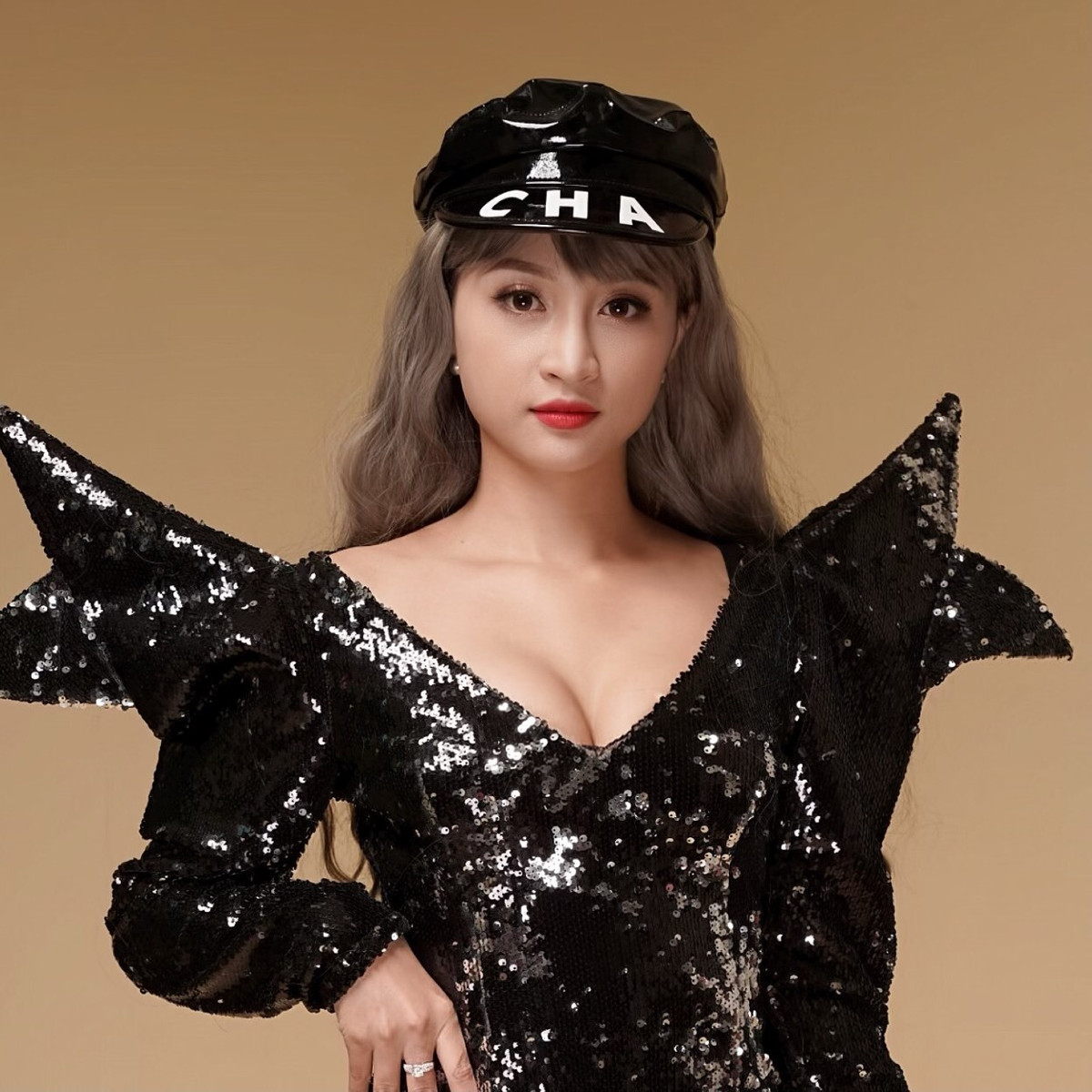 "Thường xuyên "bị" rủ đi chơi, đi ăn hay đi du lịch dài ngày, thậm chí có khách say rượu cũng định lên sân khấu gặp DJ để sàm sỡ, nhưng thường những trường hợp đó, tôi đều "né" và bảo vệ của chương trình cũng không cho các đối tượng đó làm như vậy. Sau những ánh đèn màu tôi chỉ về phòng và nấu những món ăn mình thích, hoặc đơn giản là một giấc ngủ bù sau một ngày chơi nhạc thôi", Trang Sarah nói.